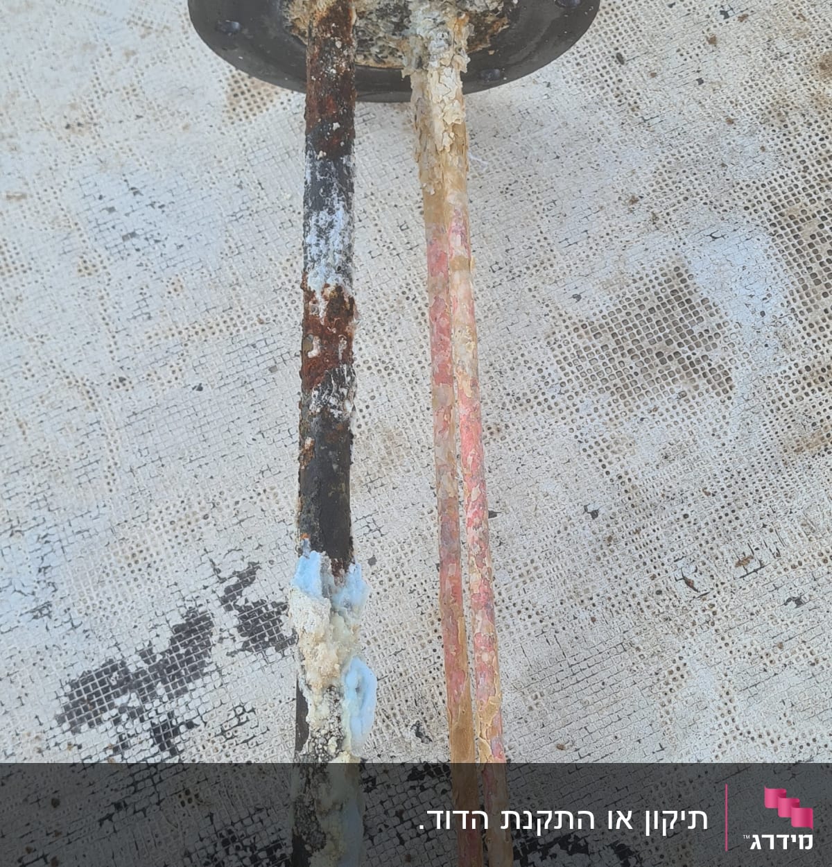 שני צינורות חלודים עם קורוזיה על רקע בד